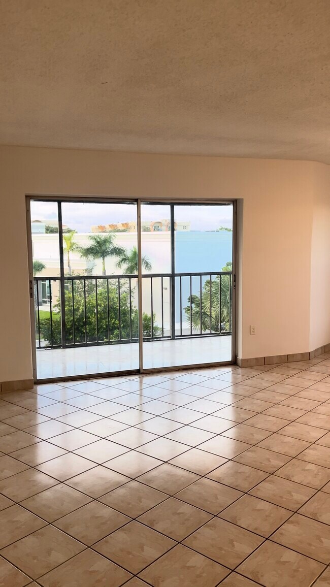 Foto del edificio - 9405 W Flagler St