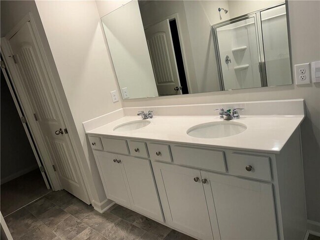 Foto del edificio - 471 Stoneybrook Dr