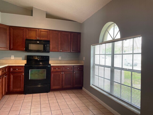 Foto del edificio - 3/2 Renovated Duplex in Poinciana!