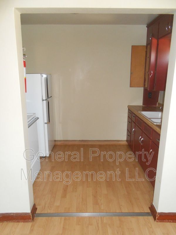Foto del edificio - One Bedroom One Bath Unit in Triplex near Downtown and UWEC!