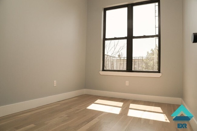 Building Photo - 1355 Putnam Ave