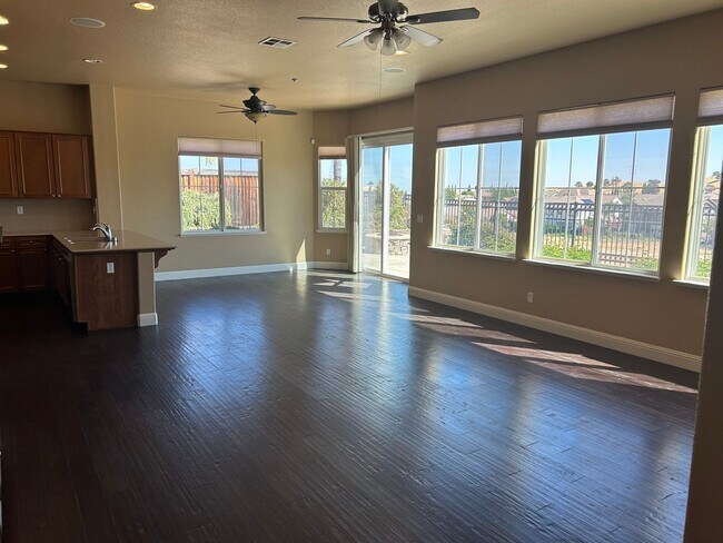 Building Photo - Beautiful 5 Bedroom 3 Bathroom in Deer Ridge!