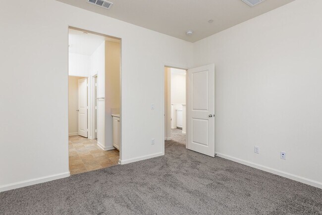 Building Photo - Stunning New Build, Never Lived in Condo i...