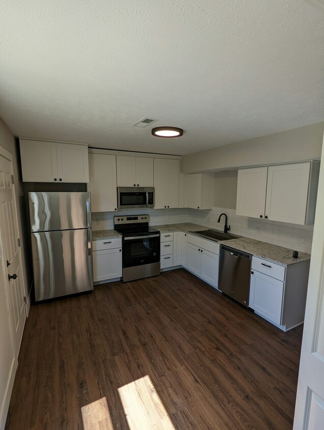 Primary Photo - 630 E Bain St