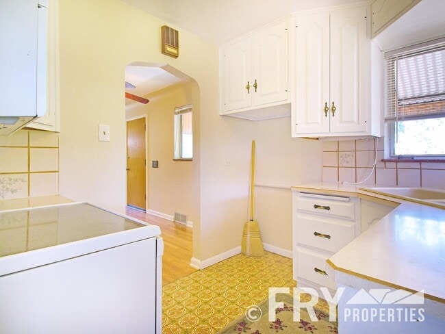 Foto del edificio - Raised Ranch with Second Kitchen in Prime Location