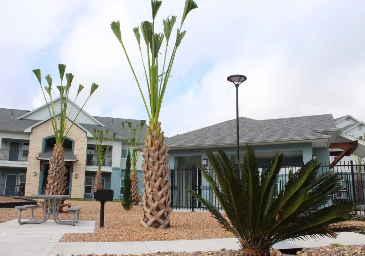 Foto del edificio - 711 Glenoak Dr