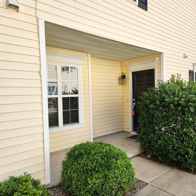 Foto del edificio - Townhome end unit