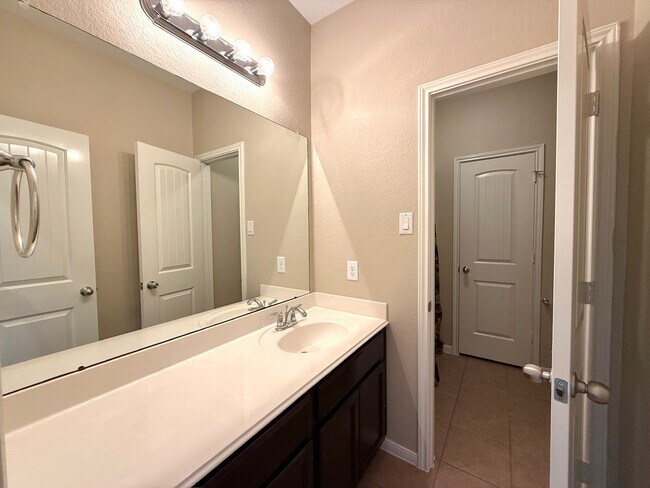 Foto del edificio - 8139 Edenwood Dr