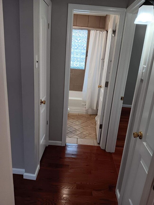 Building Photo - Charming 3 bedroom near Washburn University.