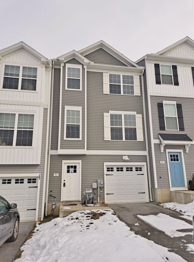 Building Photo - 3 Bed / 2-1/2 Bath  Single Family Town Home w/Attached1 Car Garage