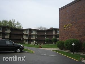 Building Photo - 2303 Holiday Ter