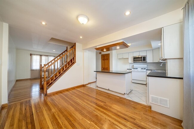 Building Photo - 216 Bartholdi Ave