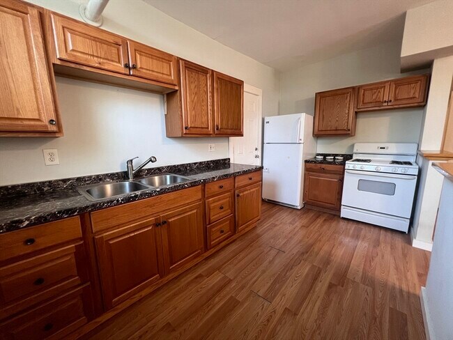 Building Photo - 7 Sherborn Ct