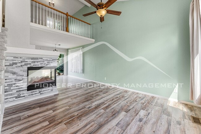 Building Photo - Stunning Home with Washer/Dryer and Central AC