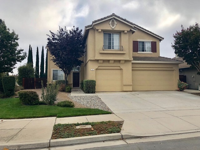 Foto principal - Clean 4 Bedroom, 2.5 Bath Home with 3 Car ...