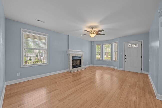 Foto del edificio - 4BD/3BA plus Bonus Room on Sought After Ma...