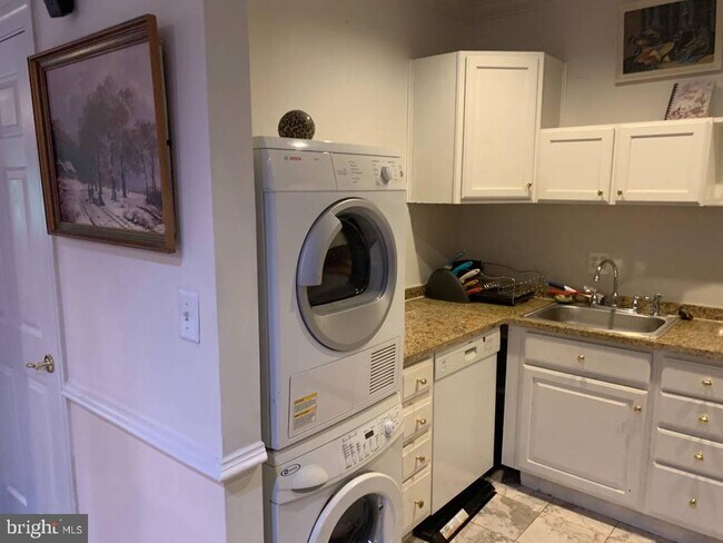 Foto del edificio - 3128-FURNISHED Prosperity Ave