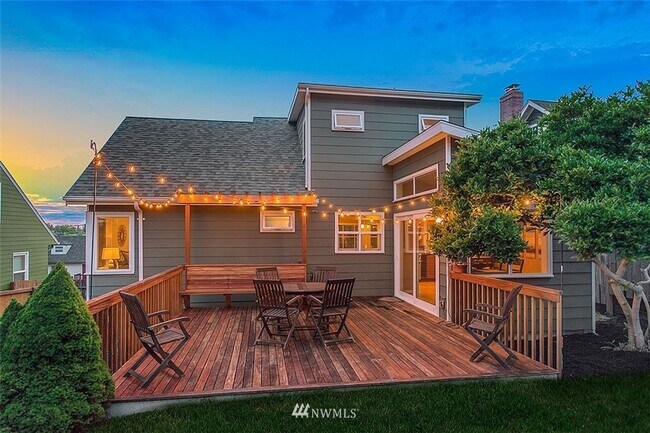 Building Photo - Spacious 4 Bedroom Remodeled Craftsman Hou...