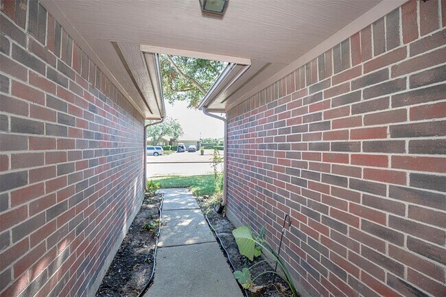 Building Photo - 1506 Village Ct Cir