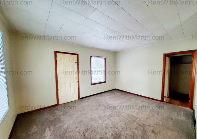 Foto del edificio - FOR RENT- Fully Remodeled home In the quiet Spring View neighborhood of Waterloo! Pets ok!