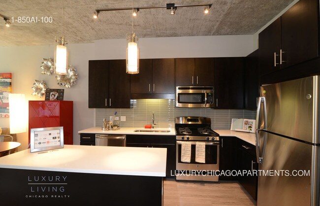 Building Photo - 850 N Clark St