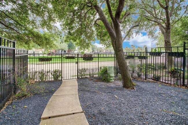 Foto del edificio - 9026 Lakes at 610 Dr