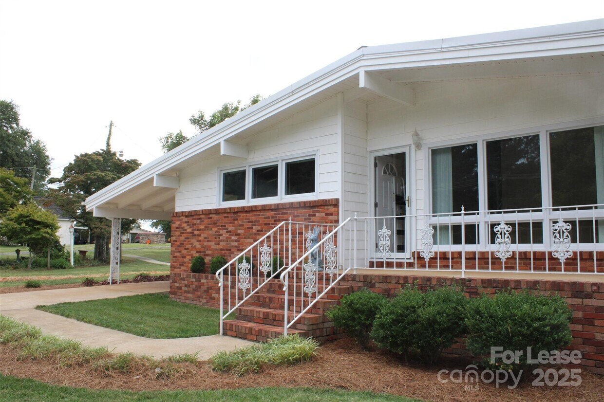 Foto principal - 4241 Burton Ln