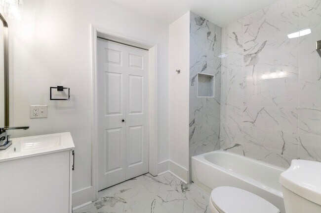 Foto del edificio - 1001 W Victory Dr