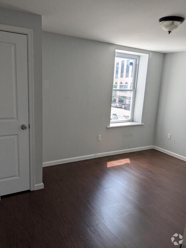 Building Photo - 204 Cherry St