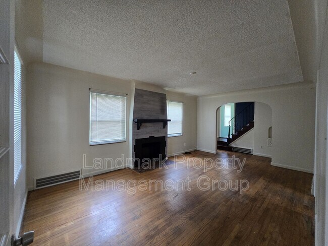 Foto del edificio - 15205 Maplewood Ave