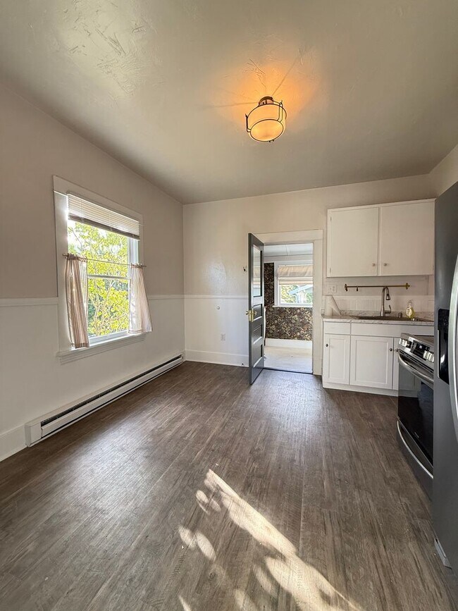 Foto del edificio - Now Available: Updated Everett 34-Bed, 1.5-Bath with Fenced Yard