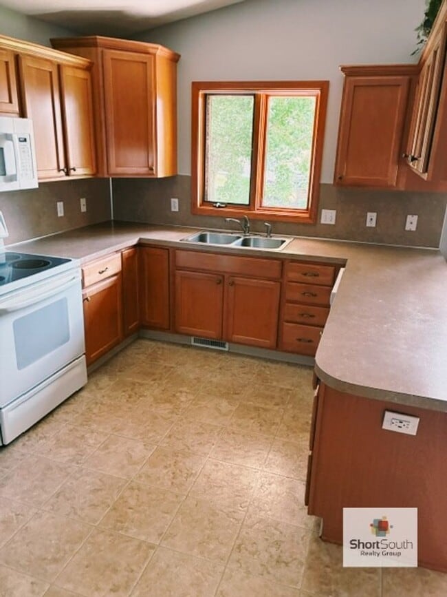 Building Photo - Updated 2 bed 2.5 bath condo in Byron Center