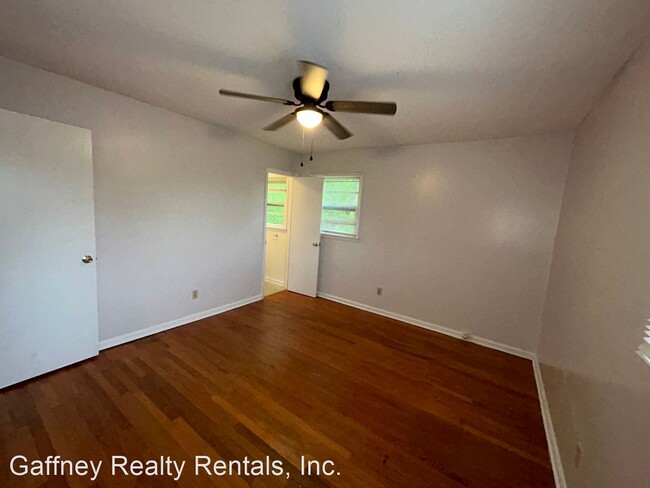 Building Photo - 3 br, 1.5 bath House - 1080 Hamrick Street