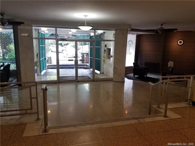 Foto del edificio - 91 Strawberry Hill Ave