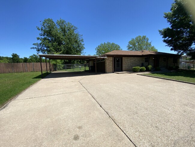 Building Photo - SUPER COOL HOUSE!! Immaculate 3-bedroom, 3...