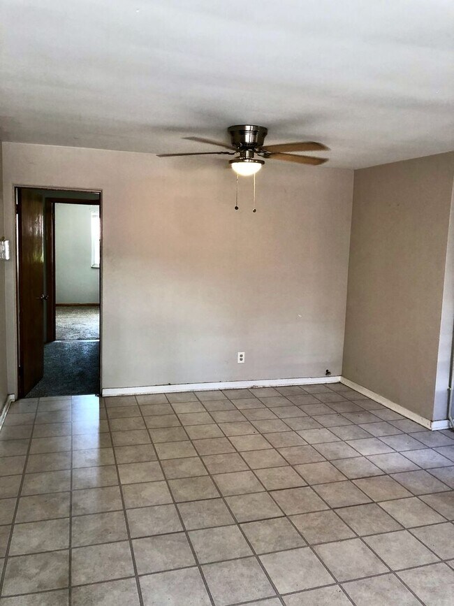 Foto del edificio - *** Spacious Oakland Apartment * Pet Friendly * Walk to Pitt & CMU * Close to Everything * Renova...