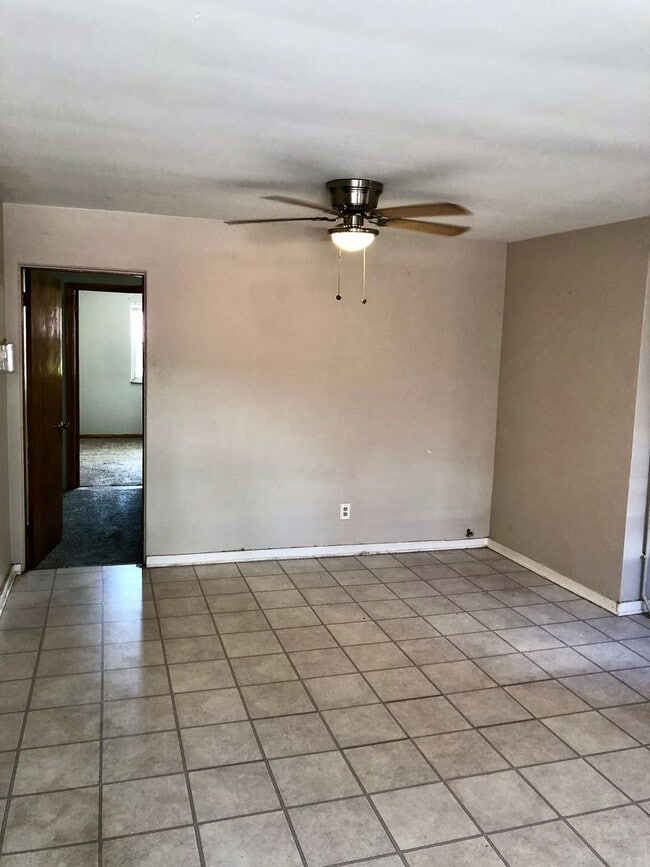 Building Photo - *** Spacious Oakland Apartment * Pet Friendly * Walk to Pitt & CMU * Close to Everything * Renova...