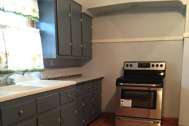 Kitchen - 1008 Rawson E Ave
