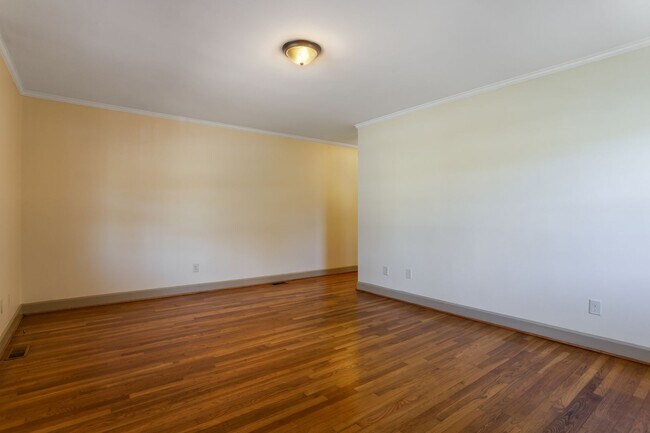 Building Photo - Spacious Duplex