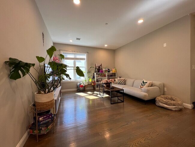 Building Photo - 966 Hyde Park Ave