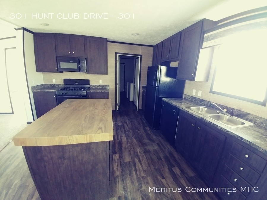Primary Photo - 301 Hunt Club Dr