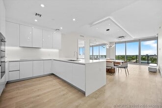 Building Photo - 220 Lake Shore Dr