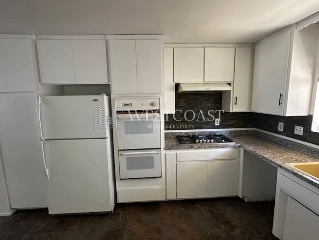 Building Photo - Highland