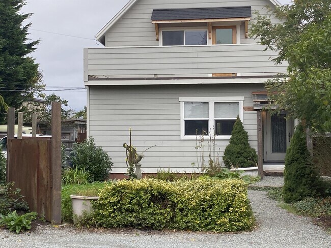 Building Photo - 1040 S Elmgrove St