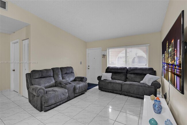 Foto del edificio - 18256 Mediterranean Blvd