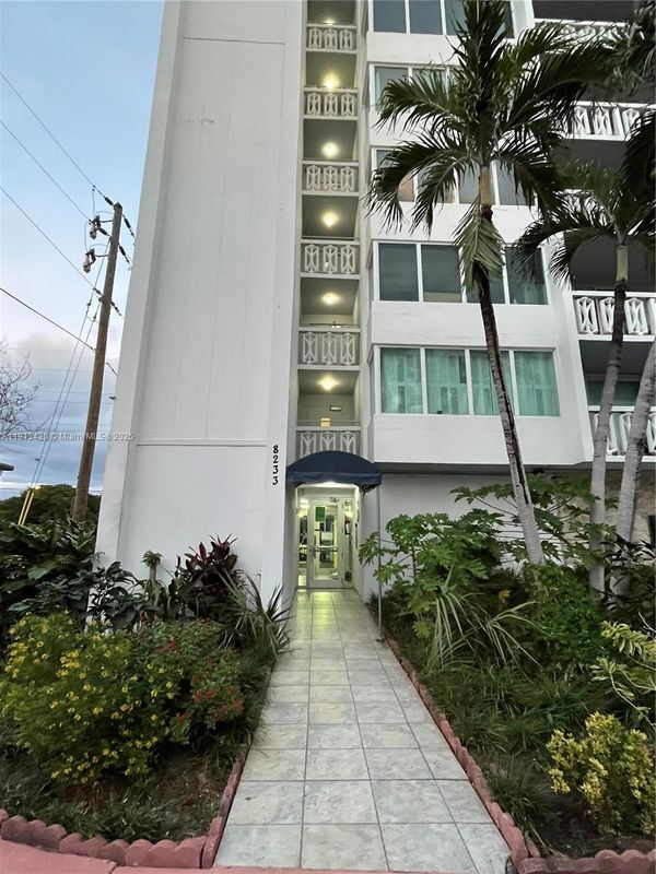 Foto del edificio - 8233 Harding Ave