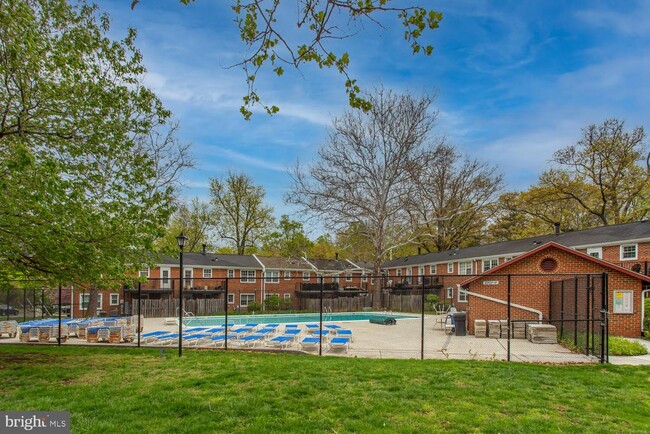 Building Photo - 2707 S Walter Reed Dr