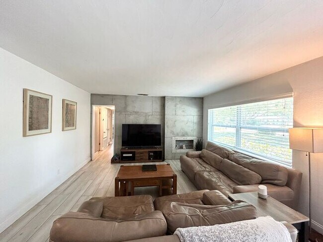 Building Photo - Gorgeous 3/2 Mid-century Modern Style Home...