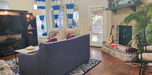 Foto del edificio - 14025 Union Grove Ln