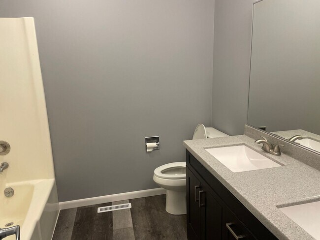 Building Photo - Rare find!